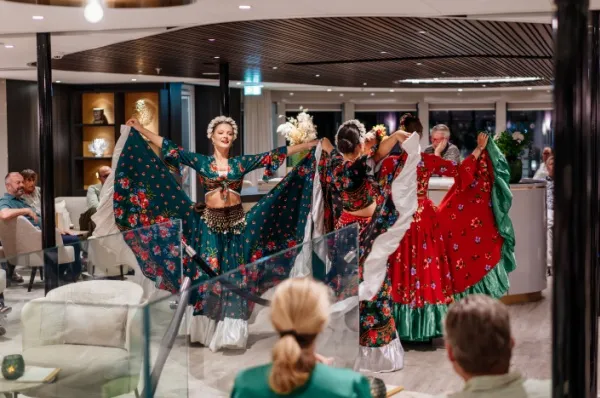 Themenabend Tanzaufführung während eines Themenabends auf einem Flusskreuzfahrtschiff.