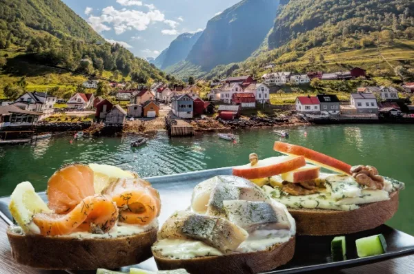 Restaurant in Norwegen Typische skandinavische Mahlzeit, bestehend aus Fisch, wird in einem Restaurant in einem der norwegischen Fjorde serviert.