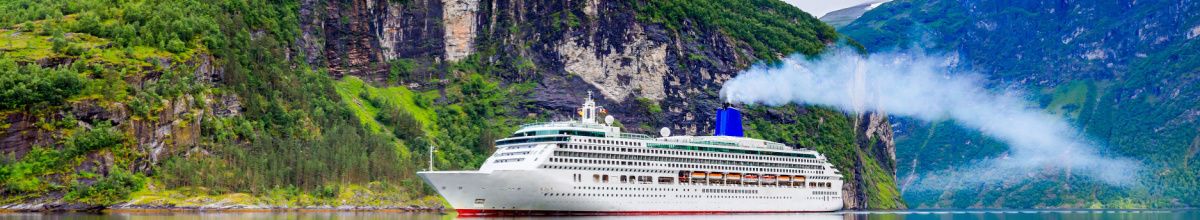 Ein Kreuzfahrtschiff fährt durch Norwegen in Nordeuropa.