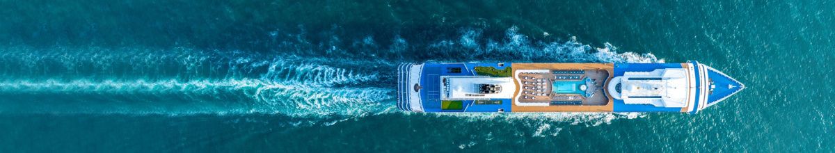 Kreuzfahrtschiff auf dem Meer von oben.