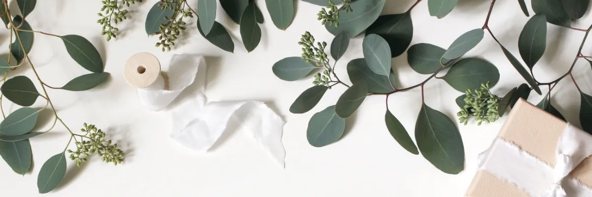 Schiffs-Hochzeit Symbolbild: Geschenke, Garn und Eukalyptus. Eine Hochzeit auf dem Kreuzfahrtschiff können Sie individuell abstimmen.