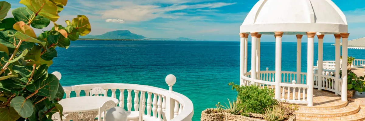 Traumrouten für Ihre Hochzeitsreisen Türkisgrünes Meer, weiße Pavillons und wunderschöne Pflanzen drum herum – Einige Orte auf der Welt sind die perfekte Kulisse zum Heiraten.