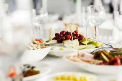 Ein gedeckter Tisch für eine Hochzeit auf dem Kreuzfahrtschiff.