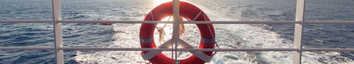 Rettungsring an der Reling.