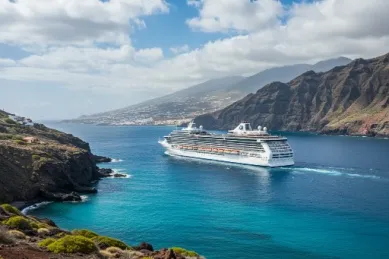 Ein Kreuzfahrtschiff zwischen den Hügeln und Küsten der kanarischen Inseln.