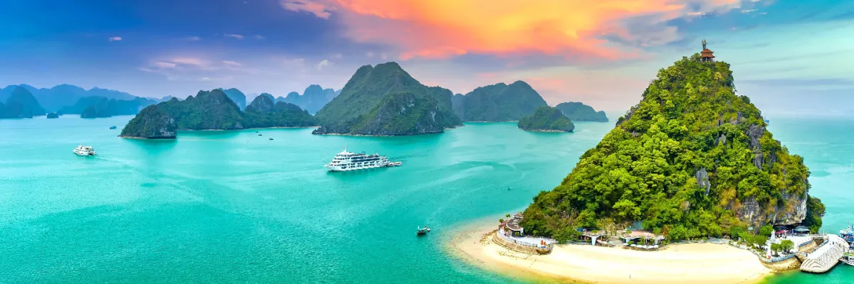 Ein Panoramablick auf die beeindruckende Ha Long Bucht in Vietnam, ein Highlight vieler Asien-Kreuzfahrten. Das Bild zeigt, wie Senioren auf einer Kreuzfahrt bequem und sicher atemberaubende Weltwunder als Reiseziele entdecken können.