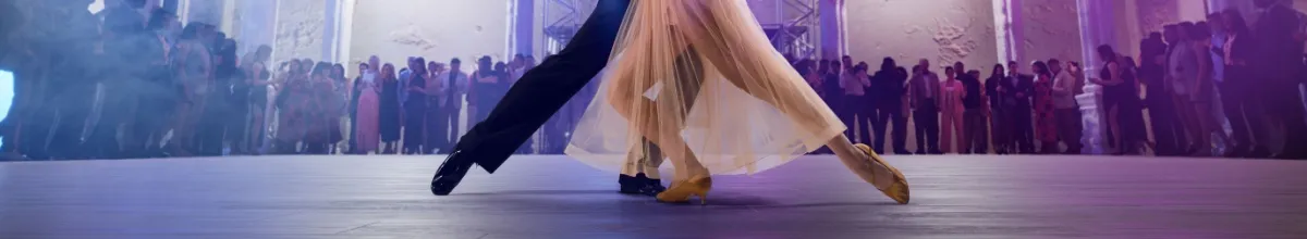 Tanzen auf der Kreuzfahrt: AIDA tanzt Ein Paar tanzt auf einer Tanzfläche mit Tanzschuhe und klassischen Kleidern.