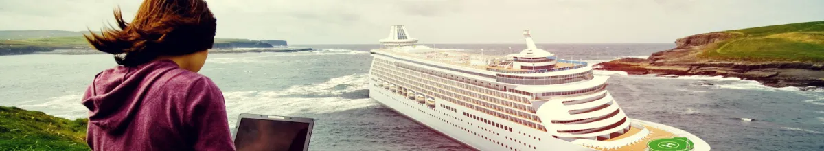 Adult-only Kreuzfahrten Eine Frau auf einer Klippe mit einem Laptop und blickt auf ein großes Kreuzfahrtschiff, das an einer dramatischen Küste vorbeifährt – Bannerbild für Adults-Only Kreuzfahrten.