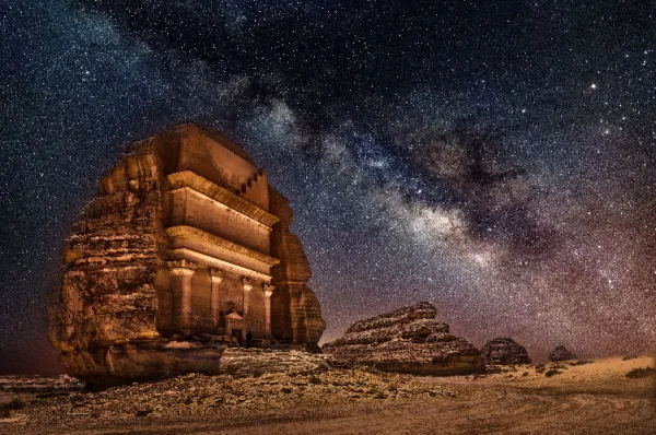 Antikes Monument in der Wüste unter einem beeindruckenden Sternenhimmel mit Milchstraße, Symbol für den kulturellen Mehrwert und die mystische Atmosphäre einer Orient Kreuzfahrt.