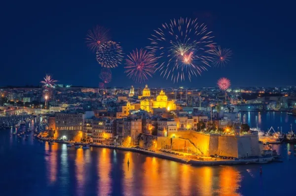 Silvester auf Malta Ein buntes Feuerwerk wird über eine Stadt auf Malta gezündet.