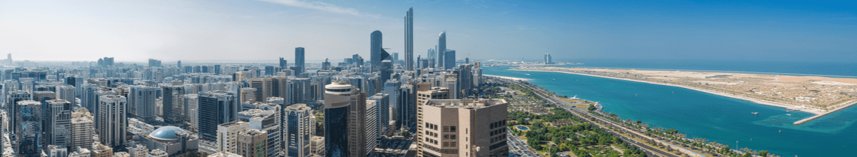Luftbild der Skyline von Abu Dhabi, der Uferstraße Corniche am Persischen Golf.