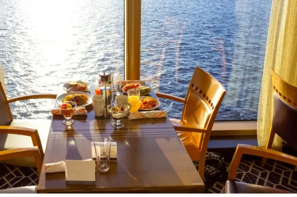 Ein privates Essen direkt am Fenster.