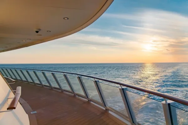 Das Deck eines Kreuzfahrtschiffs mit Blick auf den Sonnenuntergang.