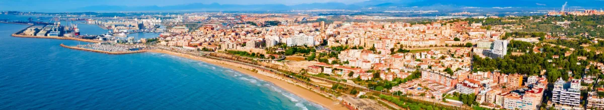 Sonnenbeschienene Stadt in Spanien angrenzend an das Mittelmeer.