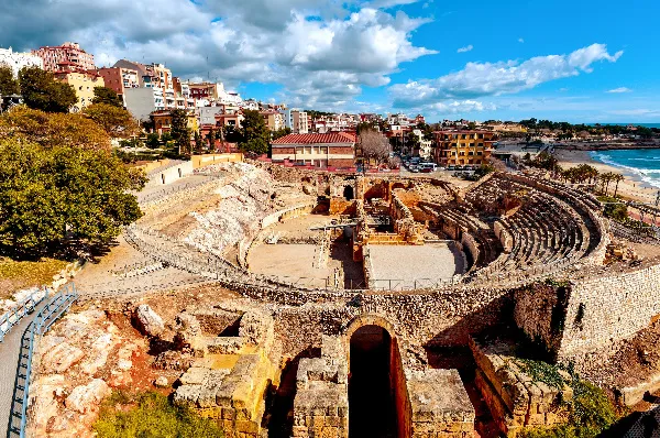 Ruinen und alte Bauwerke in Tarragona aus der Römerzeit im Sonnenschein.