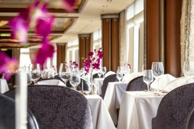 Das Queens Grill Restaurant auf der Queen Elizabeth der Cunard Line.