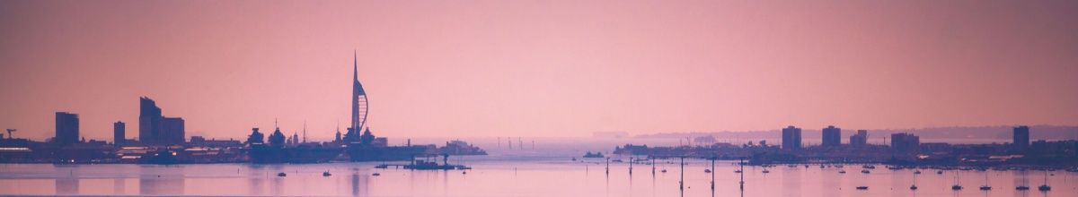 Portsmouth bei Abenddämmerung mit ihren markantesten Gebäuden.