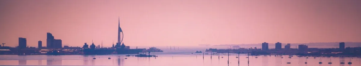 Portsmouth bei Abenddämmerung mit ihren markantesten Gebäuden.