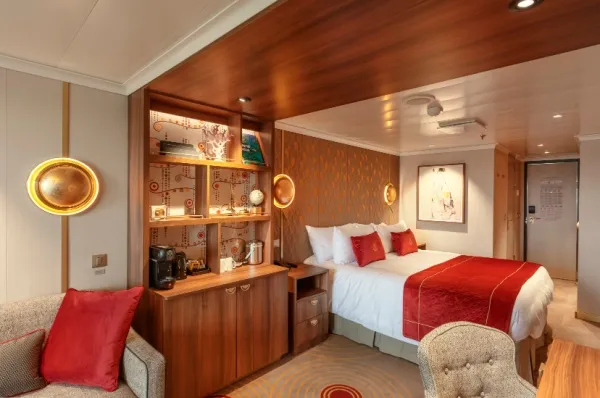 Einblick in die Princess Grill Suite mit rotem Interieur an Bord der Queen Anne von Cunard Line.