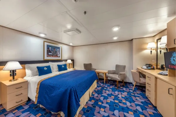 Einblick in die Britannia Innenkabine mit blauem Interieur.