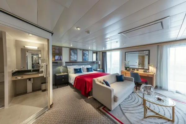 Barrierefreie Kabine auf der Queen Mary 2 mit rollstuhlgerechtem Raum und Badezimmer.