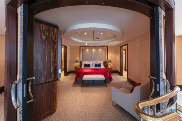 Einblick in die Queens Grill Suite an Bord der Queen Mary 2 von Cunard Line.