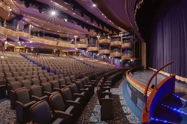 Großräumiger, prunkvoller Theatersaal an Bord der Queen Elizabeth.