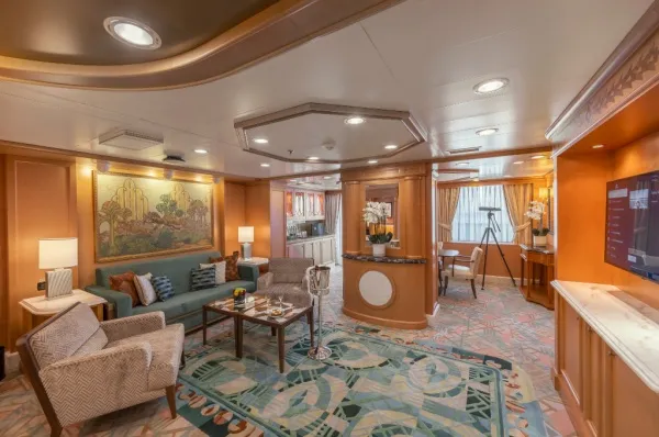 Die opulente Master Suite an Bord der Queen Elizabeth von Cunard Line.