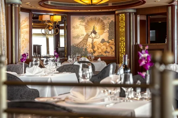 Luxuriöses Restaurant an Bord des Kreuzfahrtschiffes Queen Elizabeth.