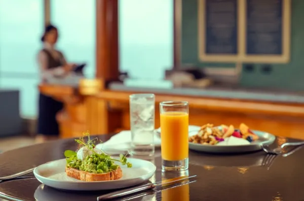Auf der Queen Elizabeth von Cunard können Sie sich im Wellness Cafe vollkommen entspannen.