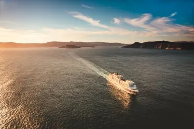 Queen Elizabeth auf See Das 2010 fertiggestellte Kreuzfahrtschiff Queen Elizabeth auf hoher See bei Tasmanien.