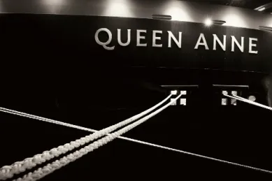 Die Queen Anne fährt über das Meer.