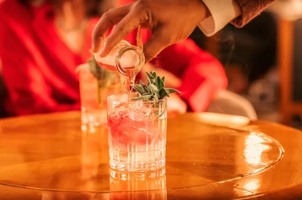 Genießen Sie einen Mocktail, Softdrinks oder Säfte mit dem Premium-Getränkepaket für alkoholfreie Getränke auf Ihrer Cunard Kreuzfahrtt.