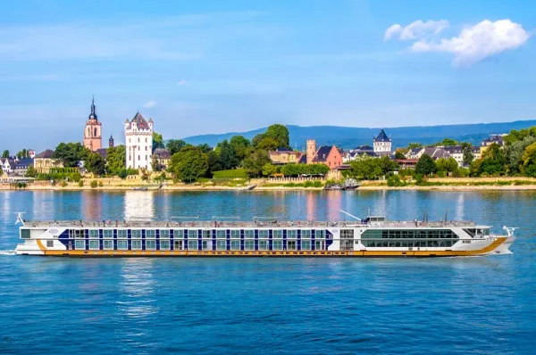 1AVista Oster-Reisen Die MS Vista Sky von 1AVista an einem schönen Tag mit klarem Himmel auf dem Fluss.