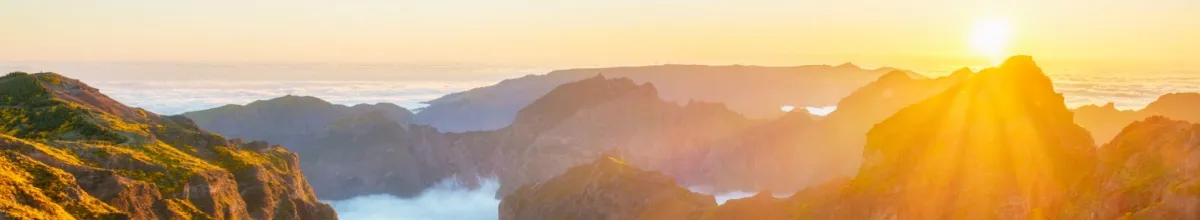 Oster Kreuzfahrten 2027 Die Sonne geht über den Bergen der Kanarischen Inseln im Frühling auf - Es ist Ostern.