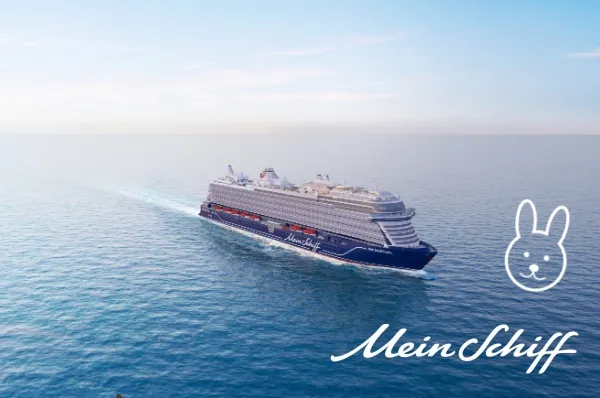 Mit der Mein Schiff®-Flotte zu Ostern über den Atlantik, ins Mittelmeer oder zu den Kanaren Rendering von Mein Schiff Relax auf dem Meer. Rechts unten Mein Schiff Logo in Weiß, darüber ein gezeichneter Hasenkopf.