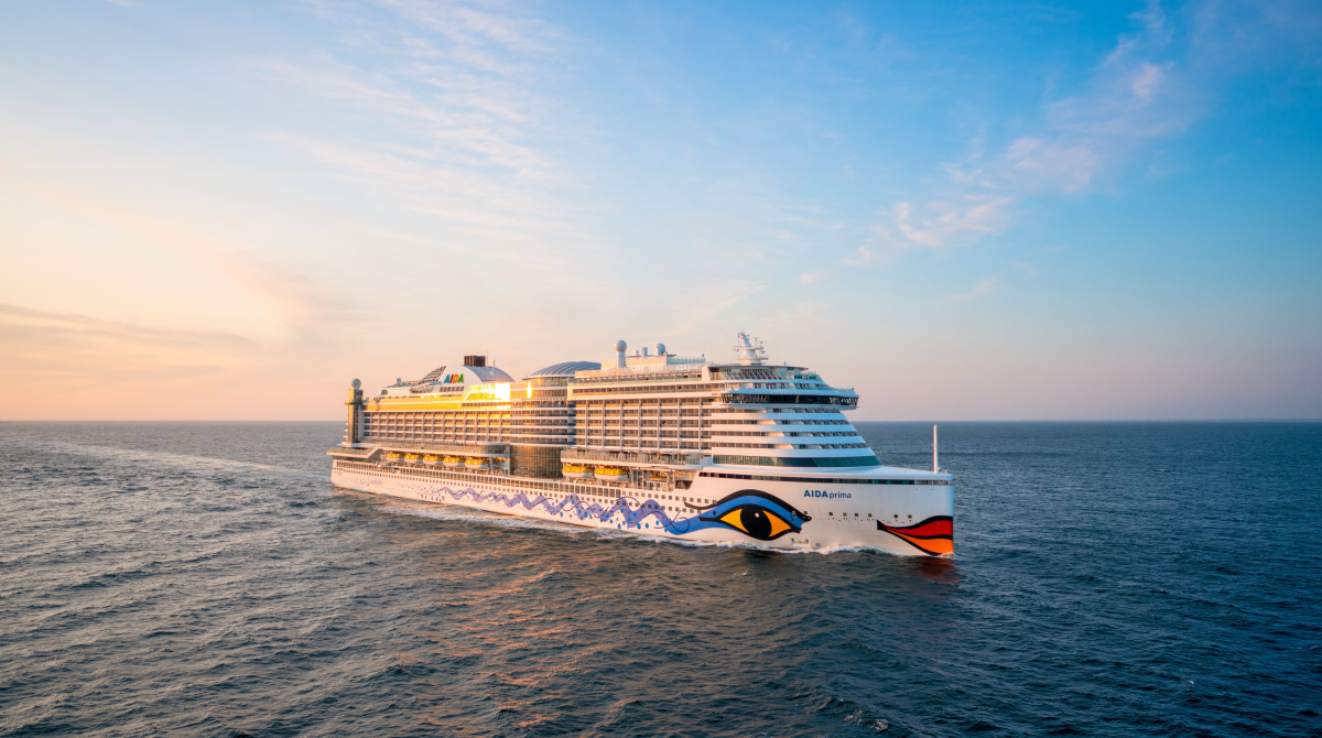 Kussmundschiff AIDAprima auf ruhiger See bei Sonnenuntergang im Rahmen der Flottenmodernisierung AIDA Evolution.