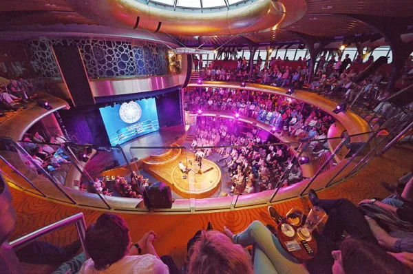 Im Rahmen von AIDA Evolution wird auch das Theatrium modernisiert. Blick von den oberen Rängen auf die Bühne des vollbesetzten Theatriums. Auch dieser Bereich wird im Rahmen von AIDA Evolution modernisiert.
