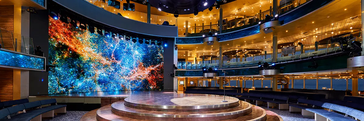 AIDA Evolution: Theatrium mit moderner Bühnentechnik und Entertainment Modernisiertes Theatrium an Bord im Rahmen von AIDA Evolution mit imposanter LED-Bühnenwand und mehrstöckigen Rängen.