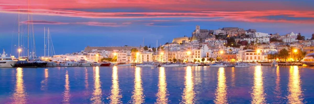 Blick auf Ibiza-Stadt während des Sonnenuntergangs.