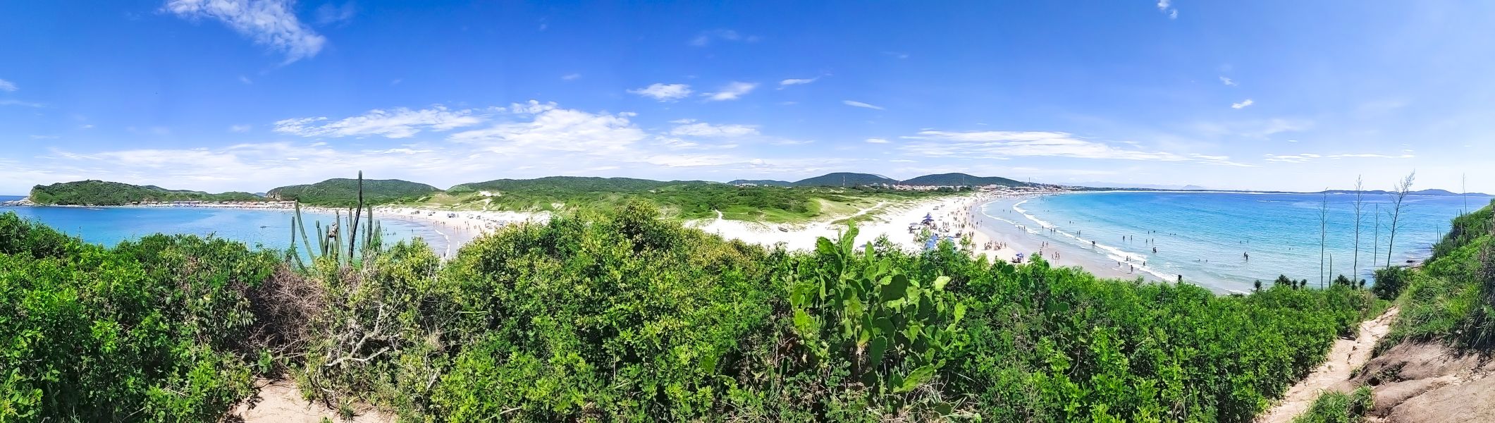 Idyllische Bucht bei klarem Himmel.