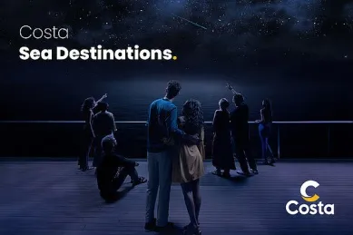 Sea Destinations: Mit Costa das Meer neu erleben Passagiere an Bord eines Costa Schiffes genießen nachts den Blick auf den Sternenhimmel über dem Meer. Darüber der Schriftzug Costa Sea Destinations, rechts unten das Costa-Logo.