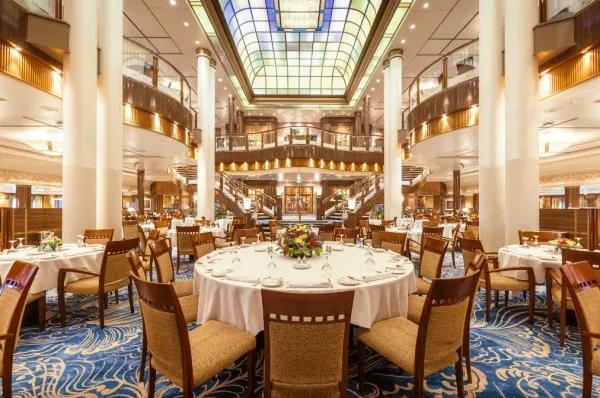 Queen Mary 2 Britannia Restaurant Queen Mary 2 Britannia Restaurant, das edle Restaurant bietet viel Platz und eine außergewöhnliche Küche auf Ihrer Reise.