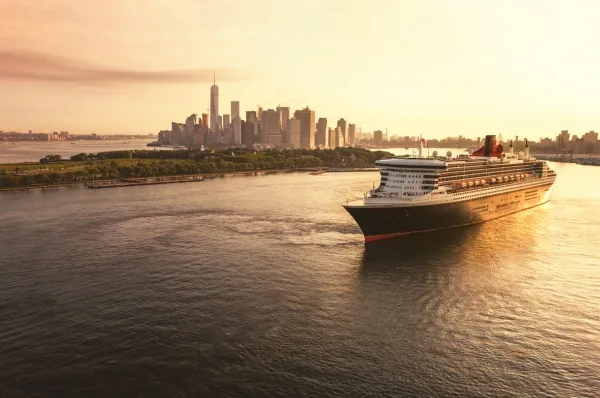 Transatlantikreise mit der Queen Mary 2 Die Queen Mary 2 auf Transatlantikreise. Im Hintergrund ist die Skyline von New York zu sehen.