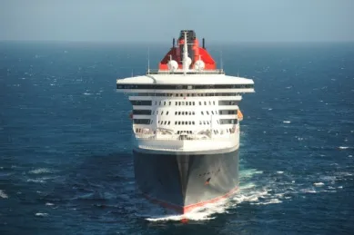 Die Queen Mary 2 von Cunard auf Kreuzfahrt. Frontansicht.