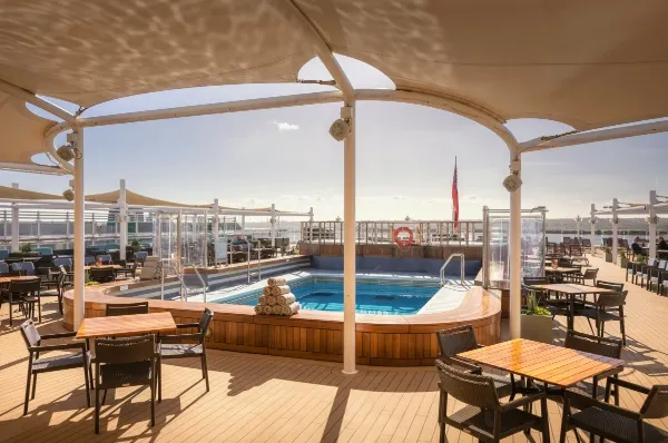 Der Außen-Pool auf der Queen Victoria Genießen Sie die Sonne im Lido Pool auf dem Außendeck der Queen Victoria von Cunard.