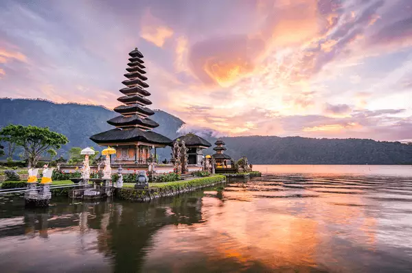 Hindu Tempel Pura Ulun Danu Bratan Der an einem wunderschönen See liegende Tempel im Schein der untergehenden Sonne.