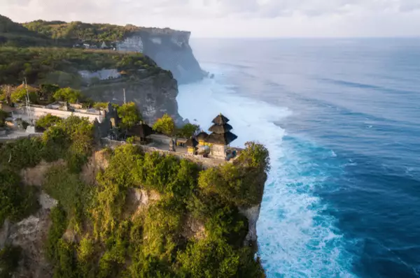 Der Pura Luhr Uluwatur Tempel auf Bali Der Tempel Pura Luhur Uluwatur liegt an einer Steilklippe an der Küste von Bali.