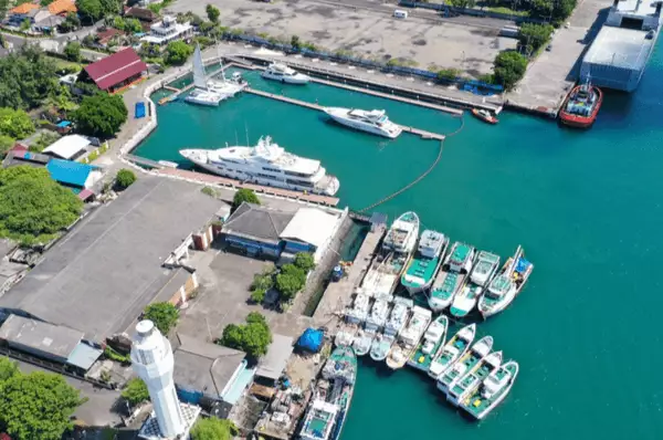 Boote im Hafen von Benoa, Bali Luftaufnahme des Hafens von Benoa, Bali mit Booten in unterschiedlichen Größen.