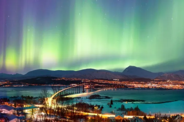 Grüne Polarlichter leuchten über der norwegischen Stadt Tromsø.